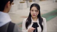 Je-na meets Jin-wook as he leaves (Image via Rakuten Viki)